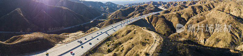 这是加州山区里罗纳德·里根高速公路(Ronald Reagan Freeway)的无人机全景图，位于洛杉矶和加拿大附近。超大缝制全景图。